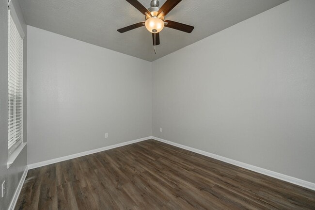 Building Photo - Bright & Cozy Townhome