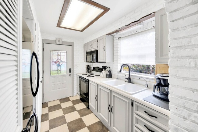 Building Photo - 10755 Clara Ln