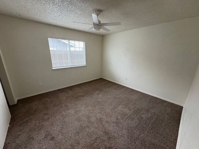 Building Photo - SE Tulare Home Near Shopping Center Rent Ready!