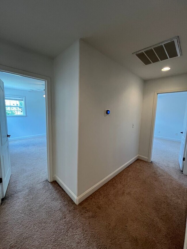 Building Photo - Stunning 3 Bed 3 Bath Home