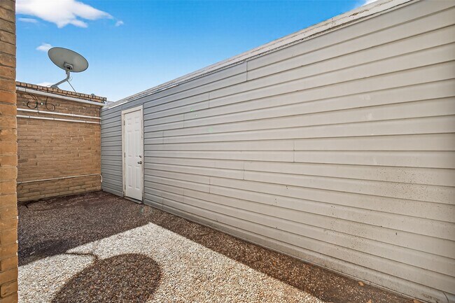 Building Photo - 10738 Briar Forest Dr