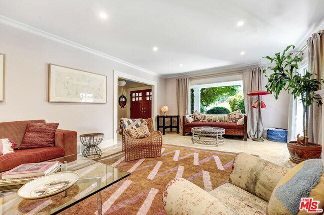 Building Photo - 2049 N Berendo St