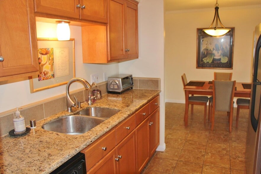 Building Photo - 2727 Miradero Dr