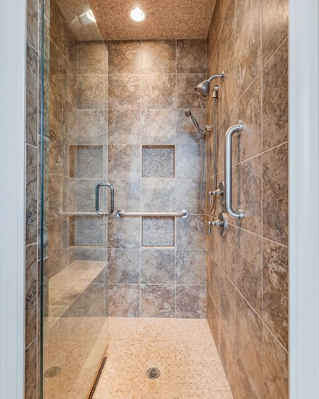 Building Photo - Experience lakefront living at its finest in the heart of East TN