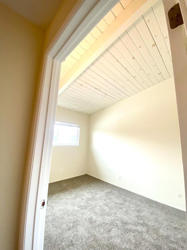 Building Photo - 692 Cabot Way