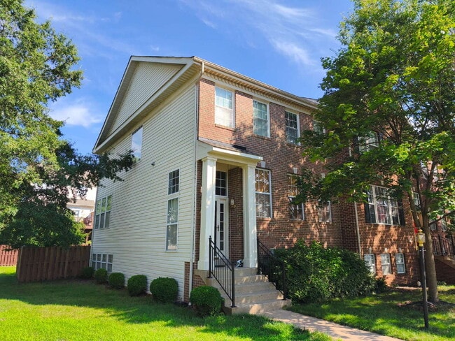 Building Photo - Exceptional End-Unit Townhome with Expansi...
