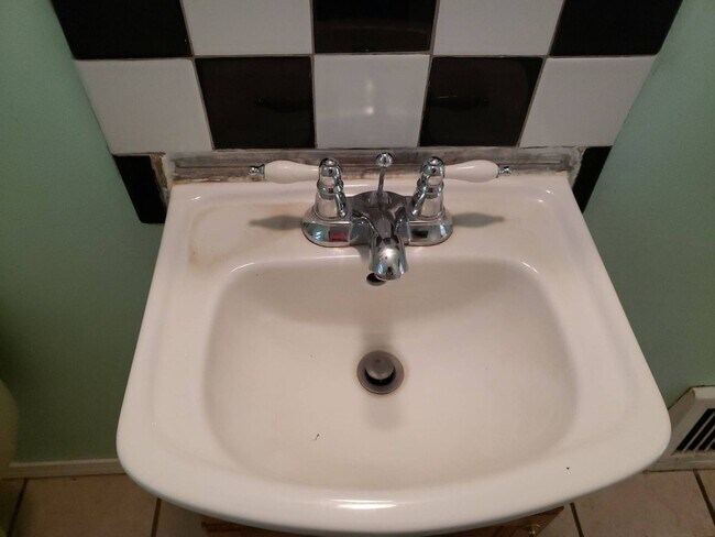 Building Photo - 1005 NE D St