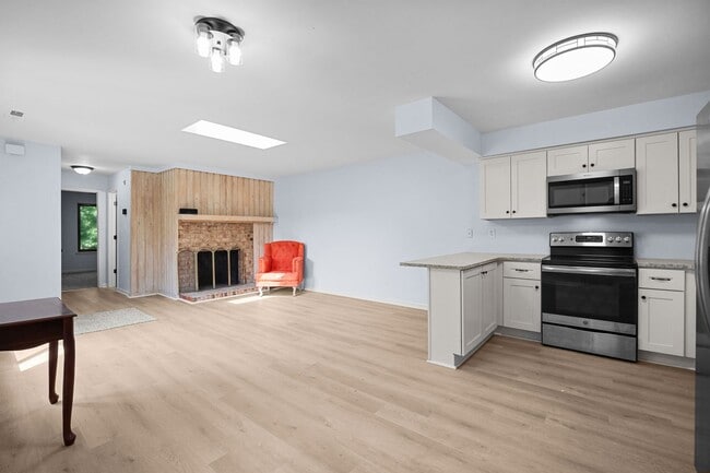 Building Photo - Fully Renovated Condo for Rent in Virginia...