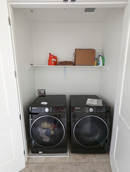 Building Photo - 3328 Flash Cmn