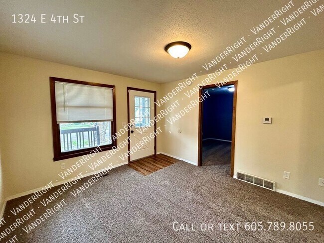 Building Photo - 1324 E 4th St