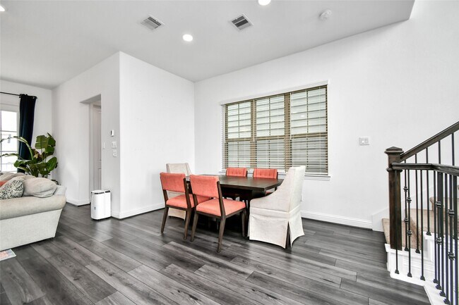 Building Photo - 11012 Mikula Dr
