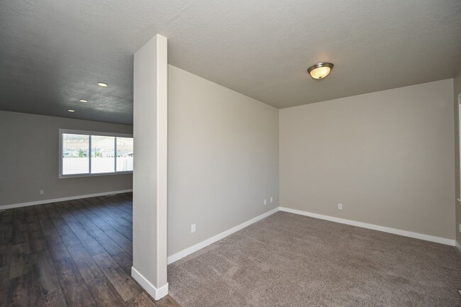 Building Photo - Beautiful Spacious Home in Bluffdale!