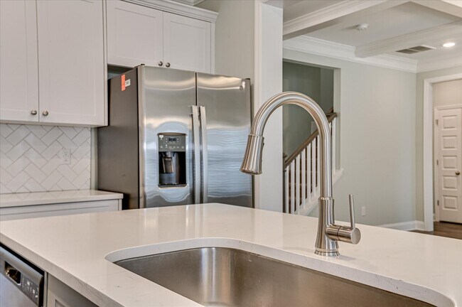 Building Photo - 705 Navan Ln