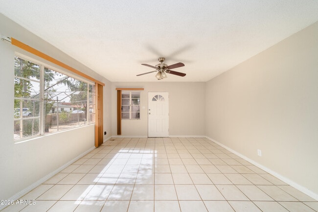 Building Photo - 2416 E Clarendon Ave