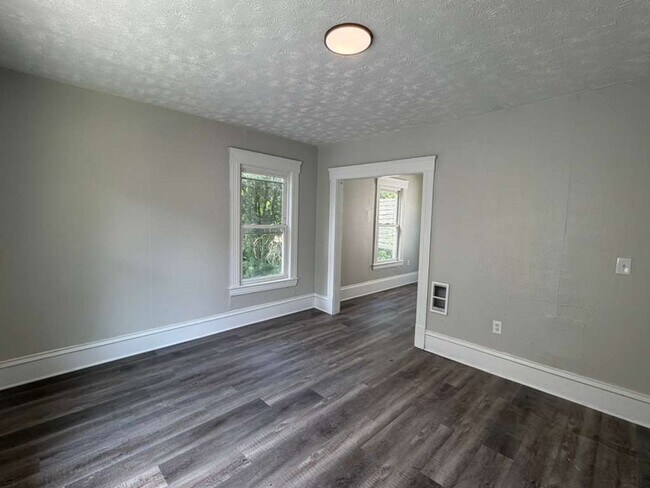 Building Photo - Comfortable & Convenient West Side Living