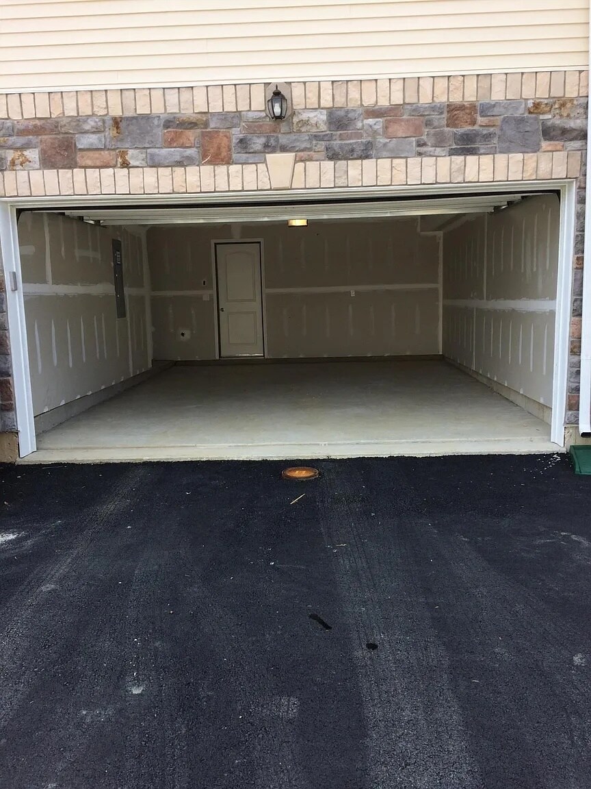 Garage - 535 Liam Pl