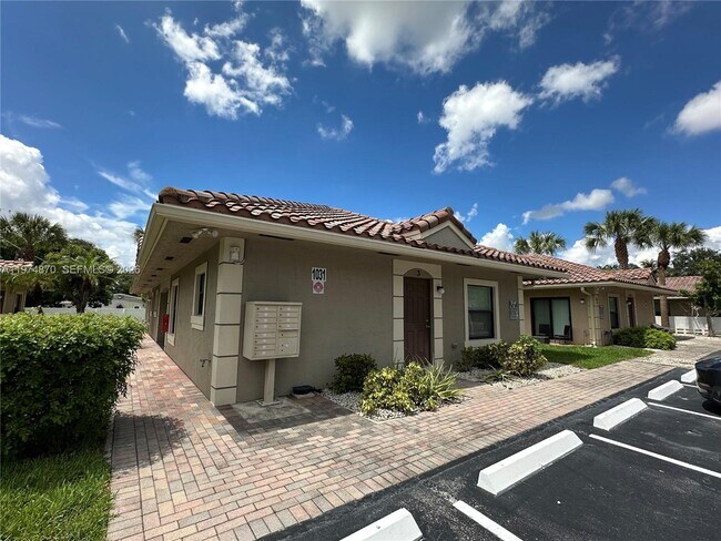 Building Photo - 1045 NE 10th Ave