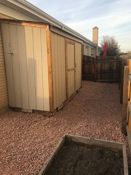 Outdoor storage shed - 1334 Marshall St