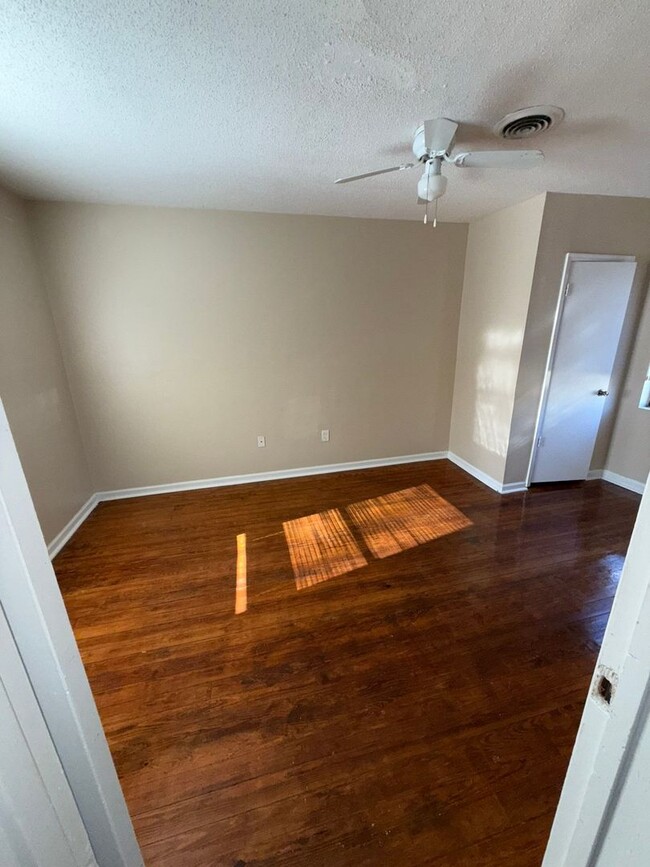 Building Photo - Newly Available 2 Bedroom 1 Bathroom Duple...