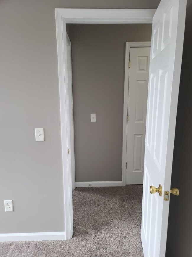 Building Photo - 3 Bed 2.5 Bath Townhome Ready for You in W...