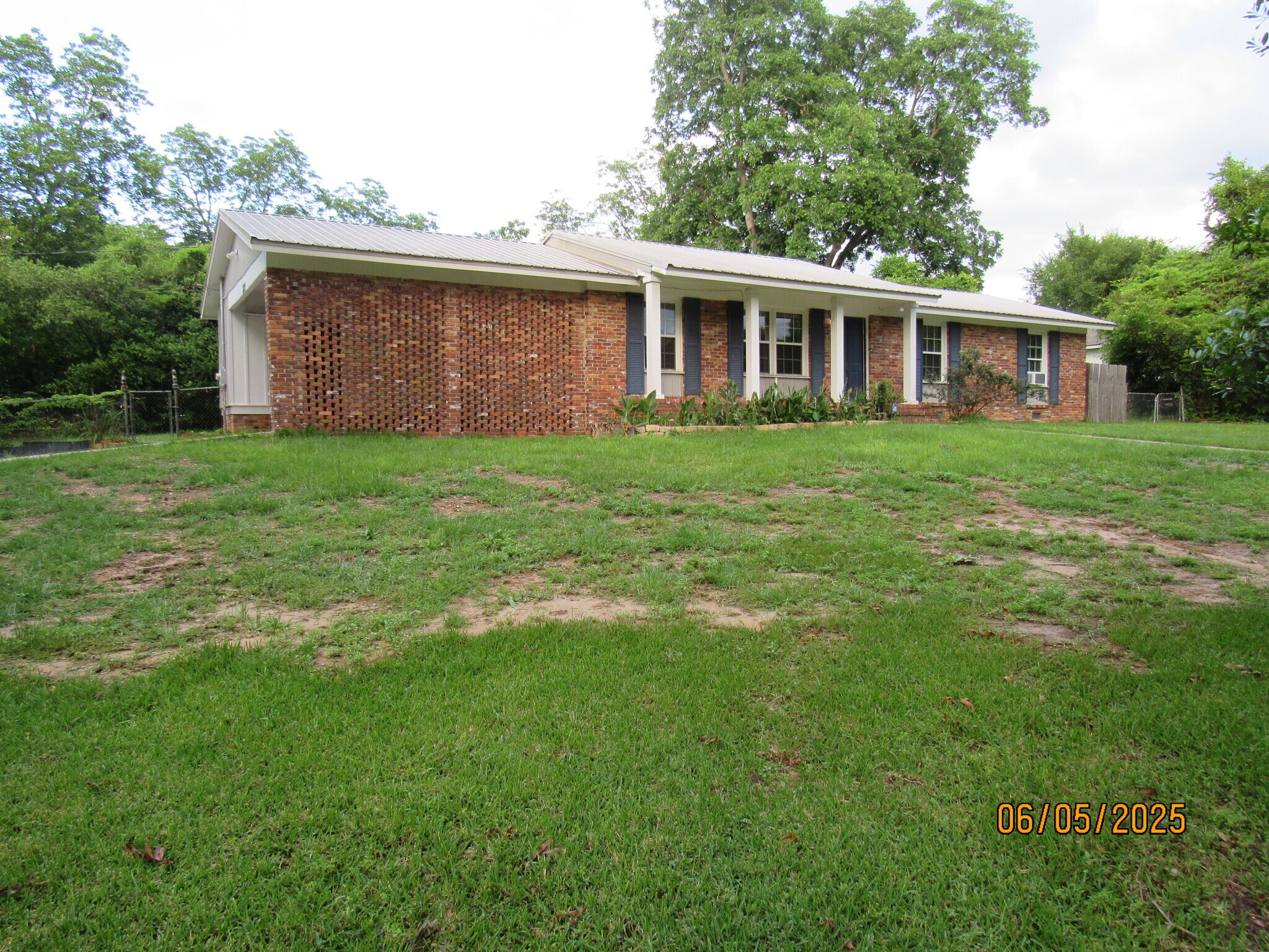 Building Photo - 2215 Macy Ave