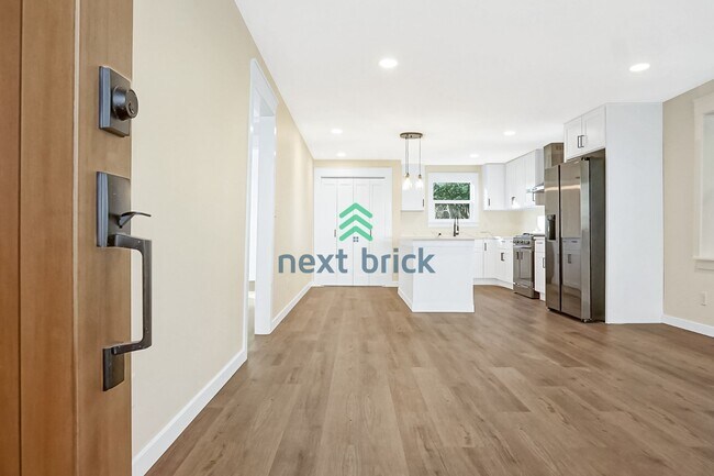 Building Photo - BEAUTIFUL FULLY RENOVATED 2 BED 1 BATH FOR RENT – PRIME WEST SEATTLE LOCATION