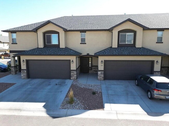 Building Photo - Bright and Spacious 3 Bedroom Townhome.
