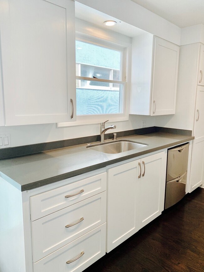 Building Photo - 710 Bay St