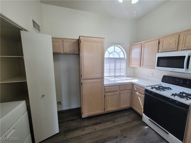 Building Photo - 3125 N Buffalo Dr