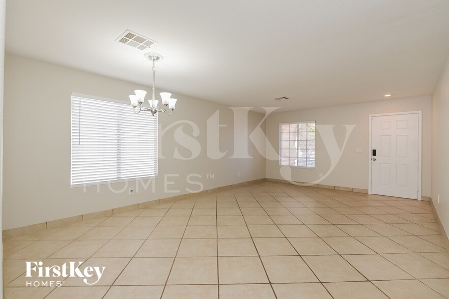 Building Photo - 692 Rising Brook Dr