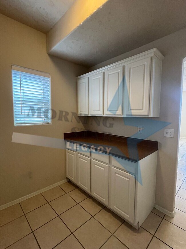 Building Photo - 3 Bedroom Home in Roadrunner Area!
