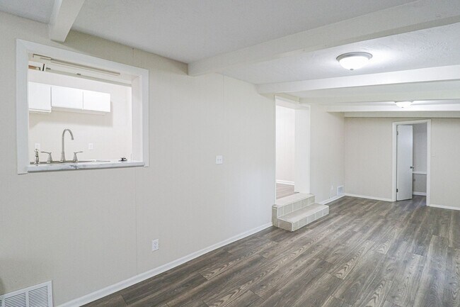 Building Photo - 3009 S Glenn Ave