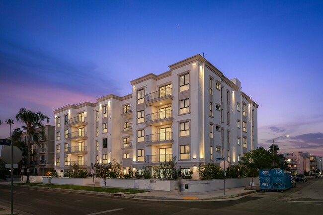 Primary Photo - 1070 S Holt Ave