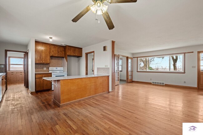 Building Photo - AVAILABLE NOW!