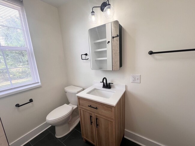 Building Photo - 810 Stonehenge Ave