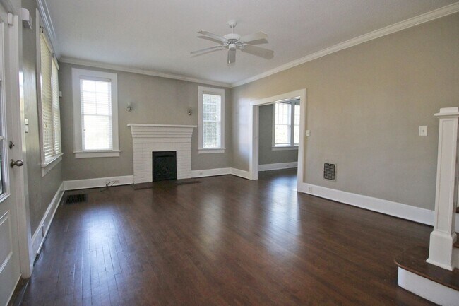 Building Photo - Pre-leasing for 2026-2027 Charming 3 Bed /...