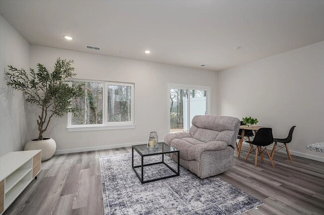 Building Photo - 2025 Built Townhome - Move-In Ready!