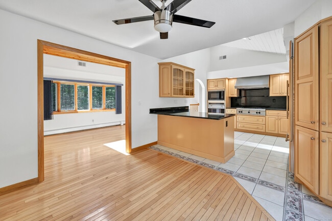 Building Photo - 21 Greenbriar Rd