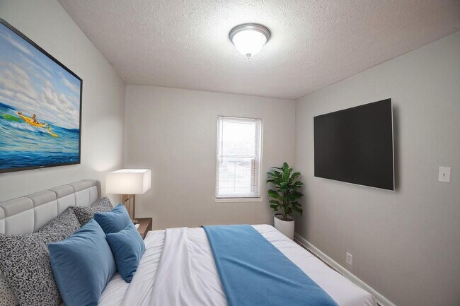 Building Photo - "Charming 2-Bedroom Retreat with Hardwood Elegance in Indianapolis"