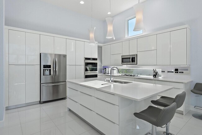 Building Photo - 8988 Lakes Blvd