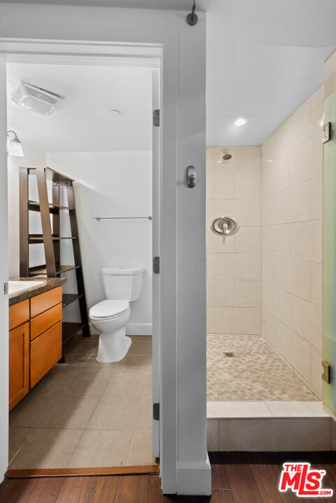 Building Photo - 10982 Roebling Ave