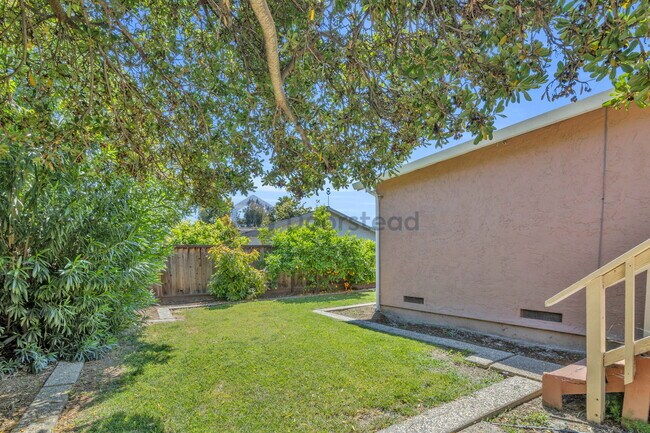 Building Photo - 1492 Via Cancion