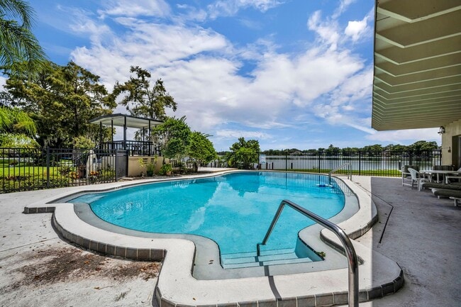Building Photo - Lakefront Community