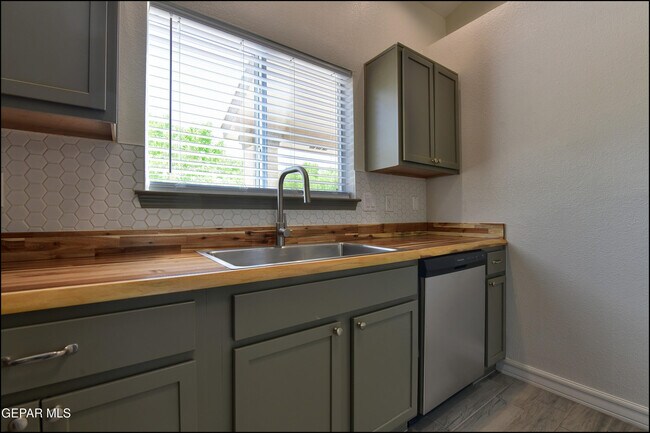 Building Photo - 672 Sequeiros Ct