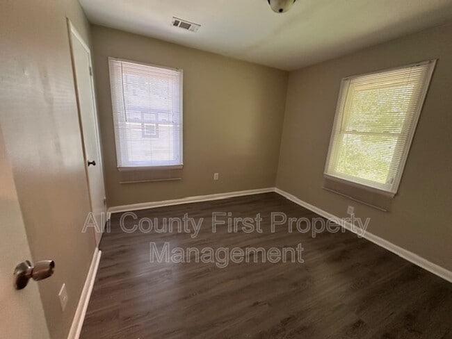 Building Photo - 833 Commodore Dr NW