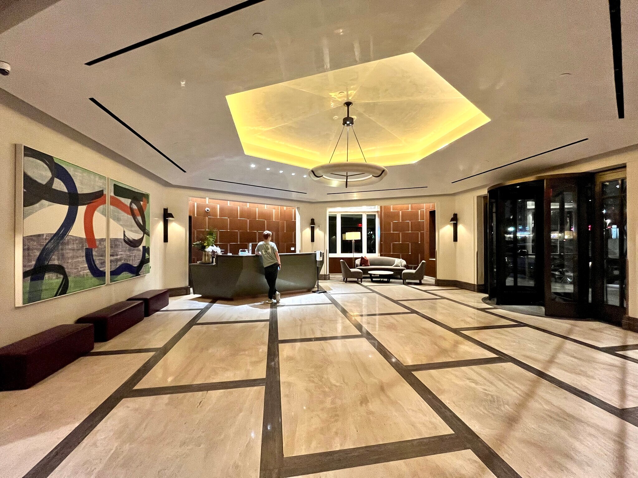 Building lobby with concierge - 100 Lovejoy Wharf