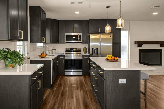 Building Photo - 5897 Somerset Dr