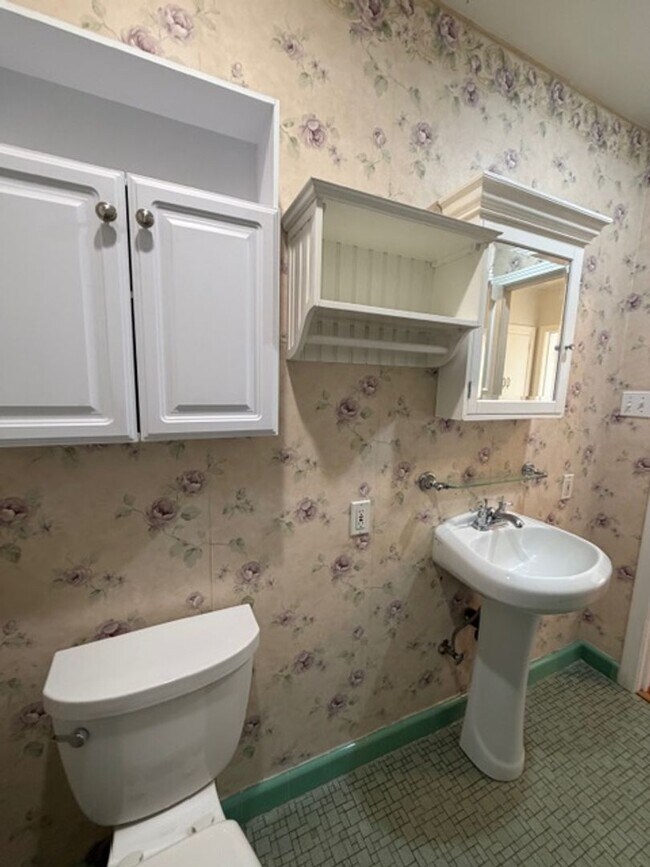 Building Photo - Charming 3-Bedroom Home on a Corner Lot