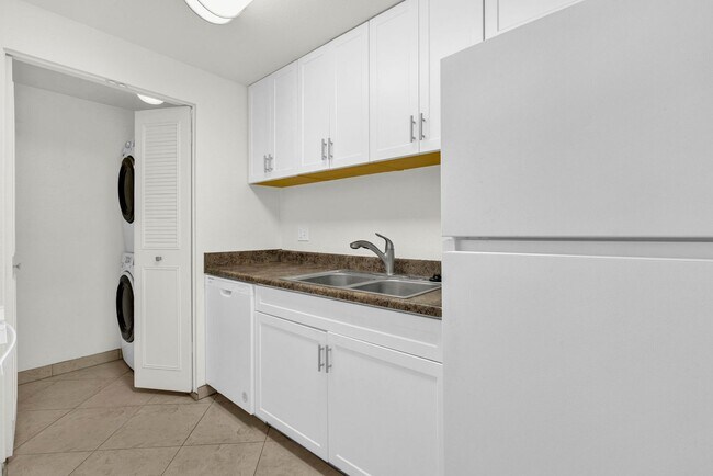 Building Photo - Great 3 bed 2 bath home with a pool!
