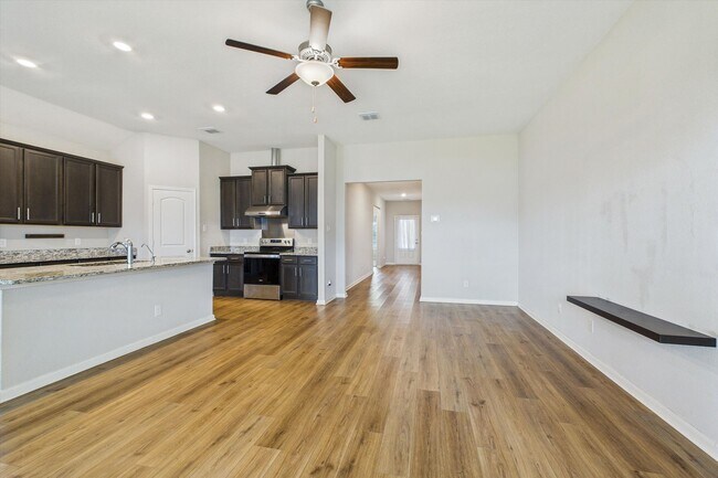 Building Photo - Stunning 4 bedrooms 2 baths single-story h...